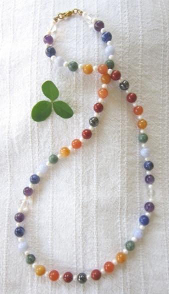An example of a stonebead chakra necklace or mala.  Ein Beispiel von eine Steinperlen Chakra Halskette oder Mala.