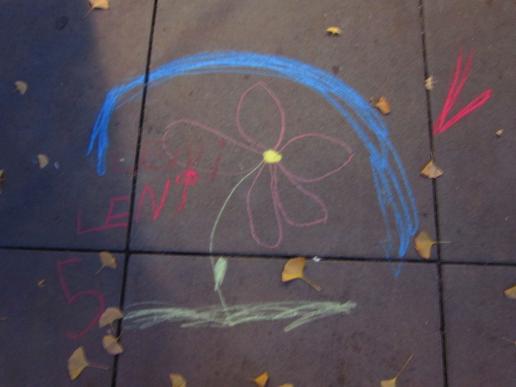 A chalk picture made by one of the children visitors at the Diwali Festival; once she saw the chalk, she wanted to draw, too!  Kreide Bild von eine Besucher-Kind der mit den Kreide auch was malen wollte :-), bei der Diwali Festival Nürnberg, 27.10.19.