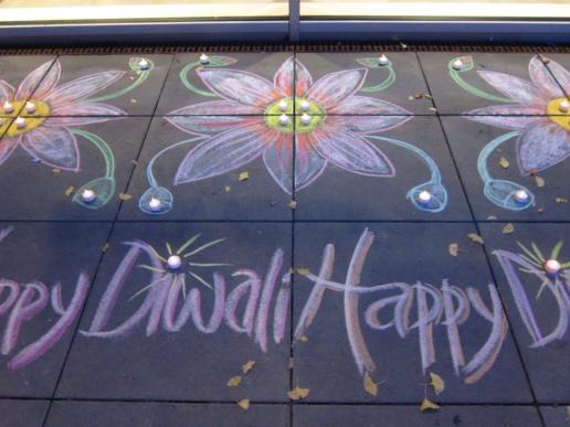 A chalk lotus flower rangoli, with a simple design incorporating the paving tiles by cosma terra ccc, made outside die entry of the venue for the Diwali Festival in Nürnberg.  Kreide Lotus Rangoli, Detail, mit einfachen Design der den Pflastersteine miteinbezieht,von cosma terra ccc, Diwali Festival Nürnberg, 27.10.19.