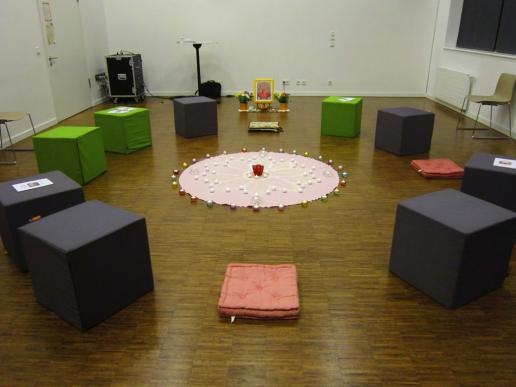 The workshop room afterwards with the rangoli floor sand mandala which the participants also helped to make..  Worshop Raum danach mit den von den Teilnehmer mitgemachte Rangoli Mandala am Boden, Diwali Festival Nürnberg, 27.10.19.