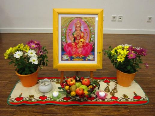 An altar in honor of the Goddess Lakshmi, who is the traditional patron saint of the Indian Diwali Festival.  Einen Altar zu der Göttin Lakshmi, traditionelle Indische Patron-Heilige zur Diwali Fest, im Raum der Rangoli, Mantras & Stille Workshop m. cosma terra ccc, Nürnberg, 27.10.19.