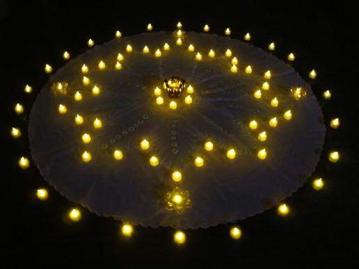 The workshop rangoli sand mandala was also set up with lights by the participants and here you see it in the dark.  Mit Beleutchtung im Dunkel, die gemeinsam mit den Teilnehmer Rangoli Sand Mandala Workshop gestaltet würde bei einer Diwali Festival Workshop darüber m. cosma terra ccc, 27.10.19