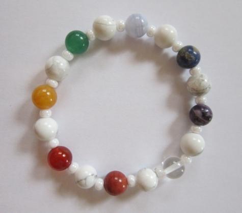 An example of a stone and wood bead chakra armband.  Ein Beispiel von eine Stein- und Holzperlen Chakra Armband.