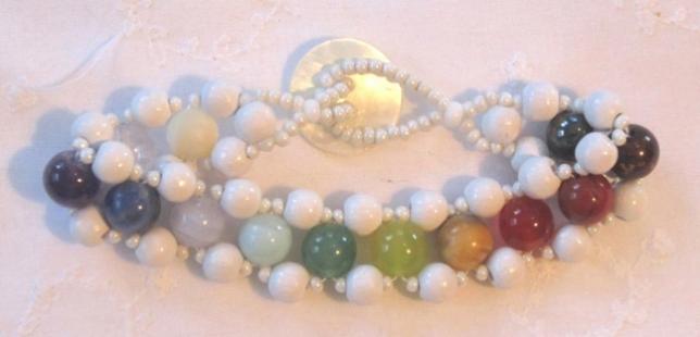 An example of a stone and wood bead chakra armband.  Ein Beispiel von eine Stein- und Holzperlen Chakra Armband.