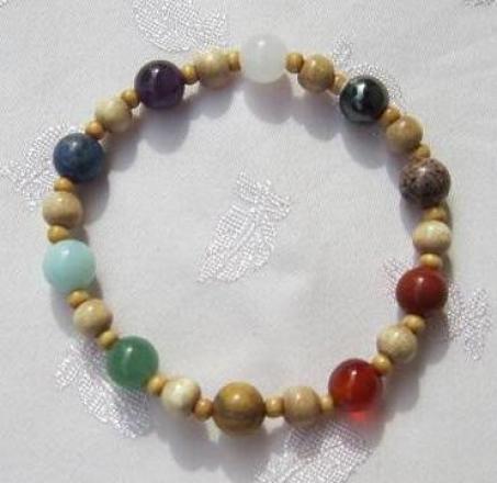An example of a stone and wood bead chakra armband.  Ein Beispiel von eine Stein- und Holzperlen Chakra Armband.