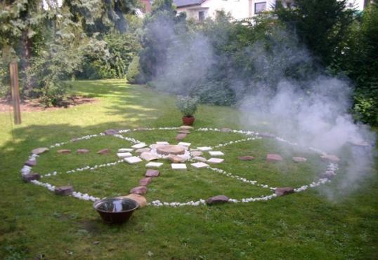 Medicine Wheel temporary for a weekend Event called Experience Day of the Senses in 2010.  Medizinrad vorübergehend für eine wochenende Veranstaltung, Erlebnistag der Sinne, Sept. 2010.