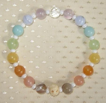 An example of a stone bead chakra armband.  Ein Beispiel von eine Steinperlen Chakra Armband.