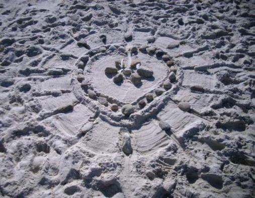 This ia a shorter term singularly atypical heart-shaped stone circle, similar to a medicine wheel, inspired for reconnecting the people and nature on the South end of the German North Sea  Island in 2011.  This was done in an area of a larger landscape angel.  Einen Steinkreis, ähnlich zu eine Medizinrad aber einmallig sowie herz-förmig für einen Landschaftsengelgebiet an der südliche Ende von der Nordseeinsel Sylt, in 2011 für vorübergehend, so lange bis es durch die Wetter und Gezeiten zerstreut wird..